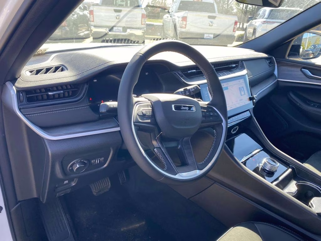 2026 Bright White Clearcoat Jeep Grand Cherokee Laredo Altitude RWD SUV