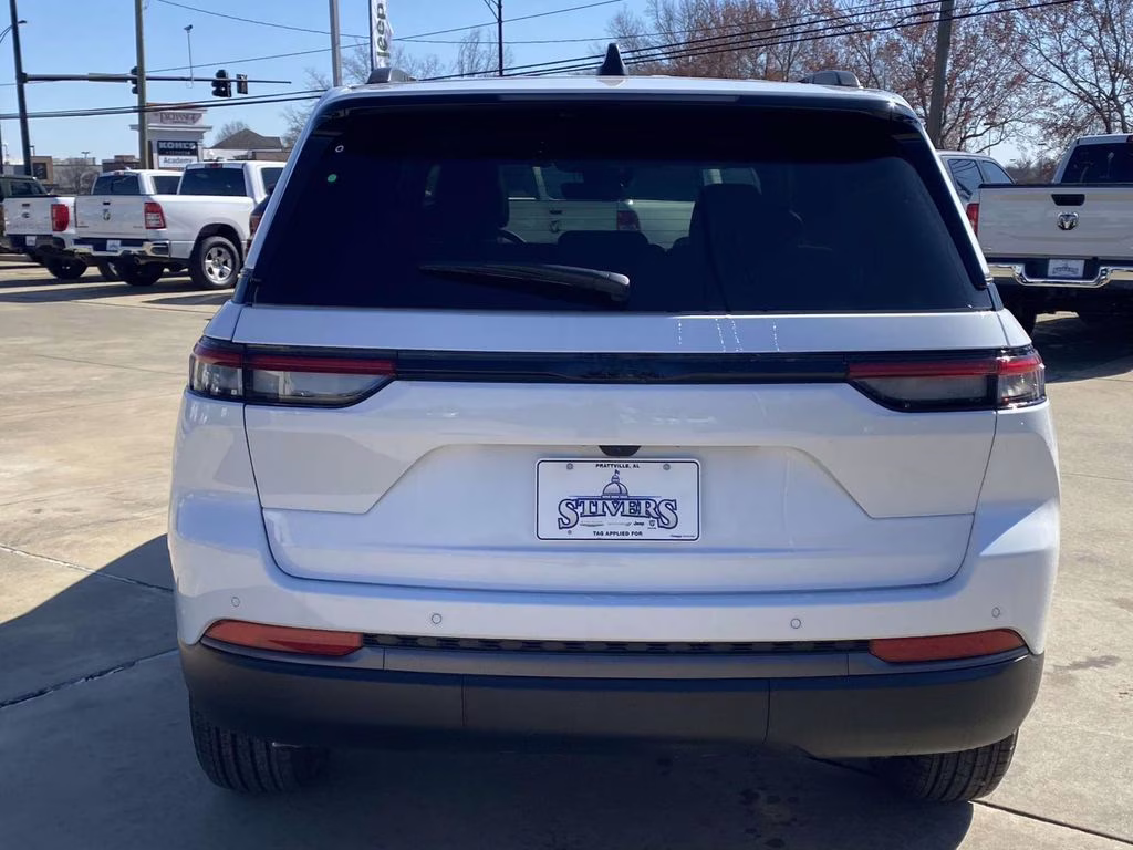 2026 Bright White Clearcoat Jeep Grand Cherokee Laredo Altitude RWD SUV