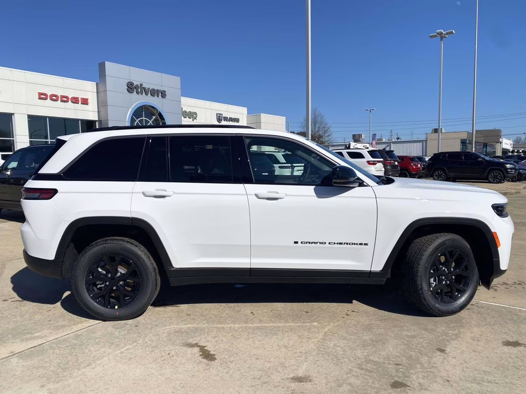 2026 Bright White Clearcoat Jeep Grand Cherokee Laredo Altitude RWD SUV
