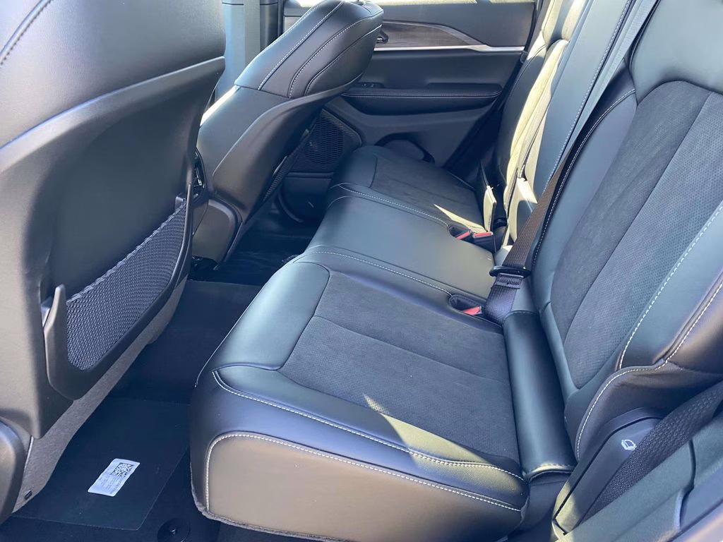 2026 Bright White Clearcoat Jeep Grand Cherokee Laredo Altitude RWD SUV