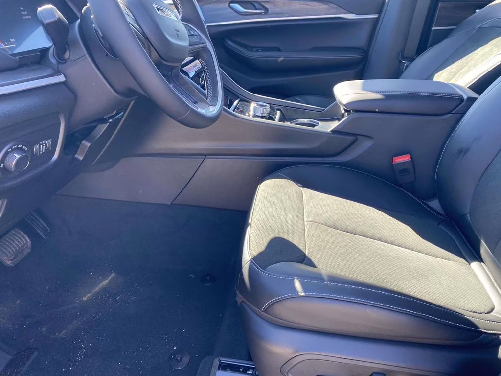 2026 Bright White Clearcoat Jeep Grand Cherokee Laredo Altitude RWD SUV