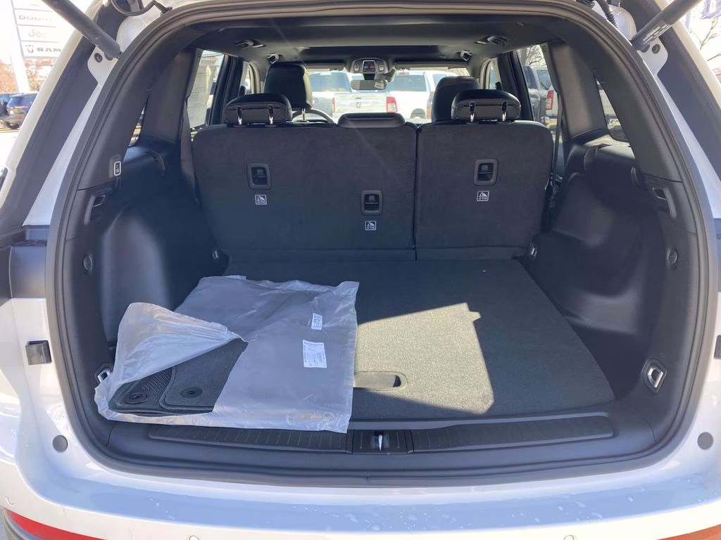 2026 Bright White Clearcoat Jeep Grand Cherokee Laredo Altitude RWD SUV