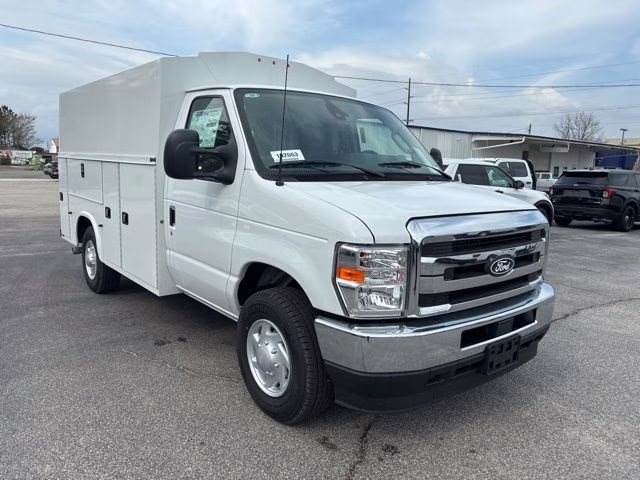 2026 Oxford White Ford E-350SD Base Cutaway RWD Cutaway