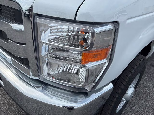 2026 Oxford White Ford E-350SD Base Cutaway RWD Cutaway