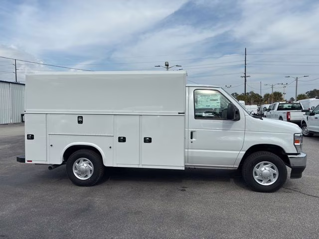 2026 Oxford White Ford E-350SD Base Cutaway RWD Cutaway