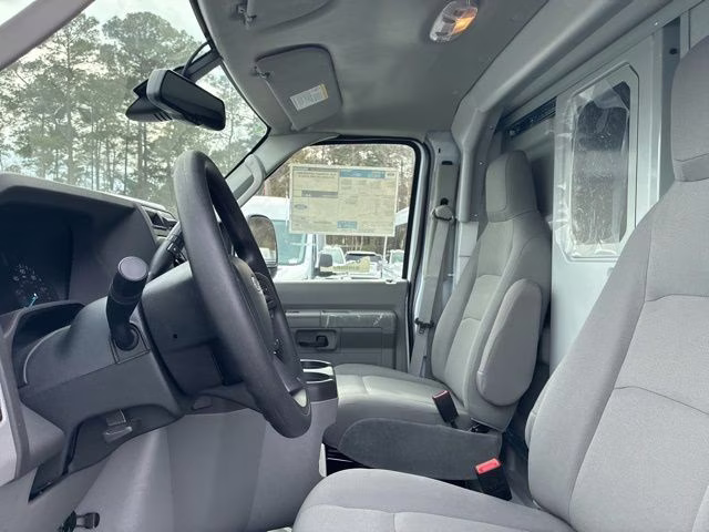 2026 Oxford White Ford E-350SD Base Cutaway RWD Cutaway