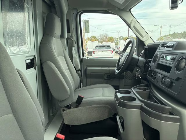 2026 Oxford White Ford E-350SD Base Cutaway RWD Cutaway