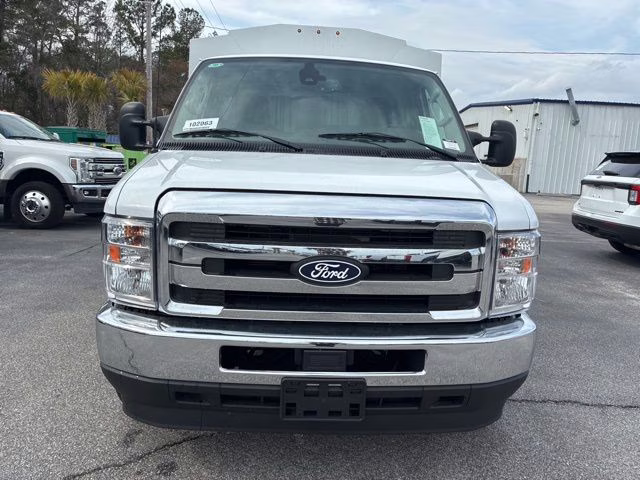 2026 Oxford White Ford E-350SD Base Cutaway RWD Cutaway