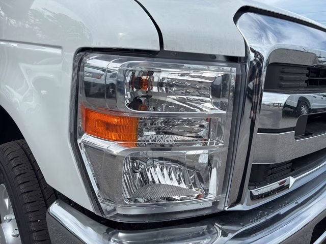 2026 Oxford White Ford E-350SD Base Cutaway RWD Cutaway