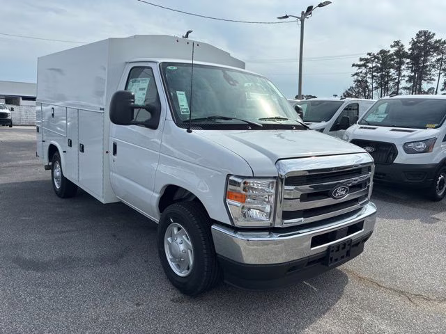 2026 Oxford White Ford E-350SD Base Cutaway RWD Cutaway