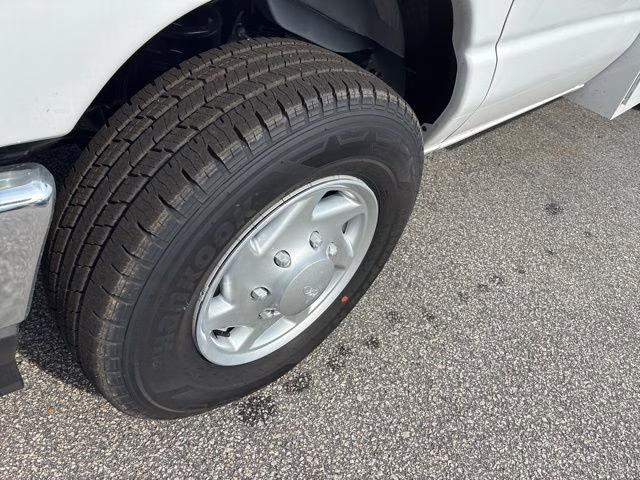 2026 Oxford White Ford E-350SD Base Cutaway RWD Cutaway