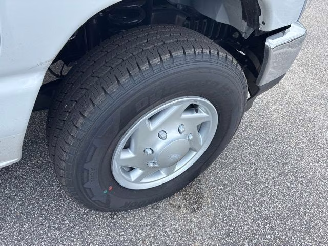 2026 Oxford White Ford E-350SD Base Cutaway RWD Cutaway