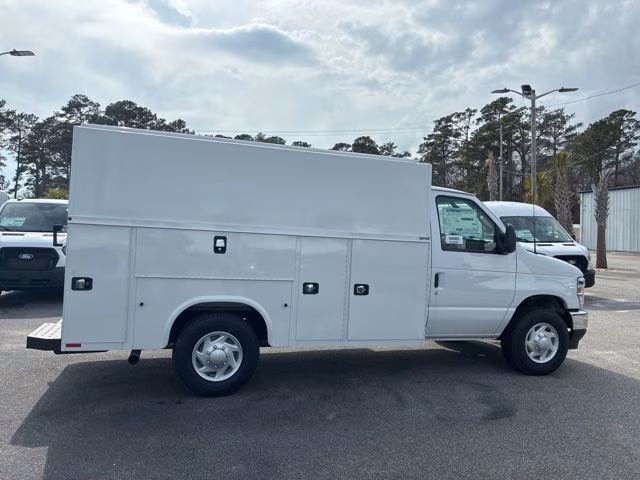2026 Oxford White Ford E-350SD Base Cutaway RWD Cutaway