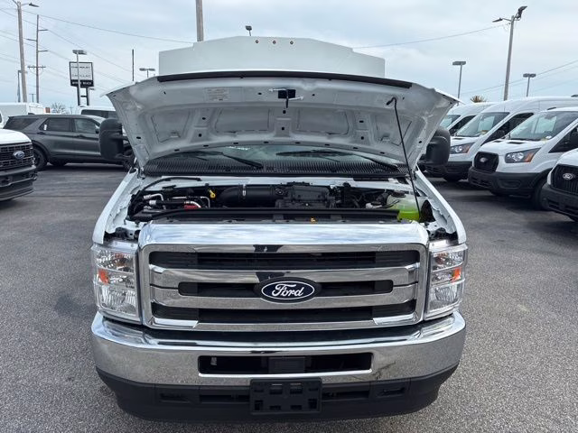 2026 Oxford White Ford E-350SD Base Cutaway RWD Cutaway