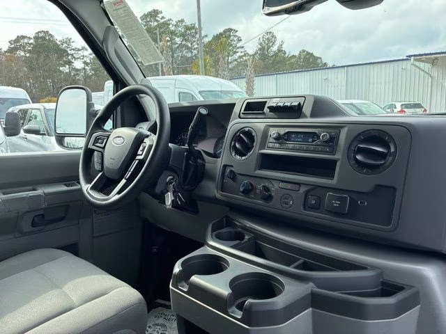 2026 Oxford White Ford E-350SD Base Cutaway RWD Cutaway