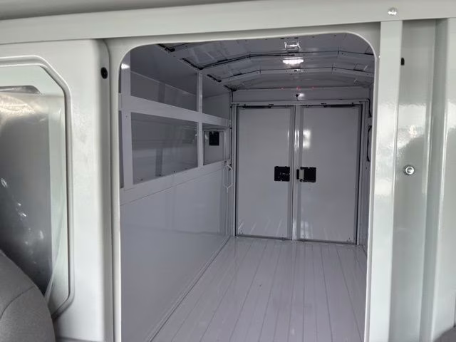 2026 Oxford White Ford E-350SD Base Cutaway RWD Cutaway