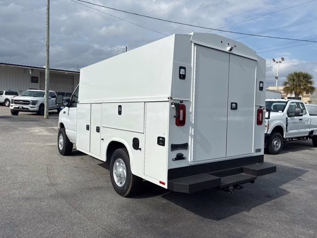 2026 Oxford White Ford E-350SD Base Cutaway RWD Cutaway