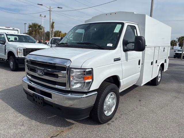 2026 Oxford White Ford E-350SD Base Cutaway RWD Cutaway