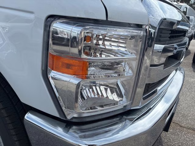 2026 Oxford White Ford E-350SD Base Cutaway RWD Cutaway