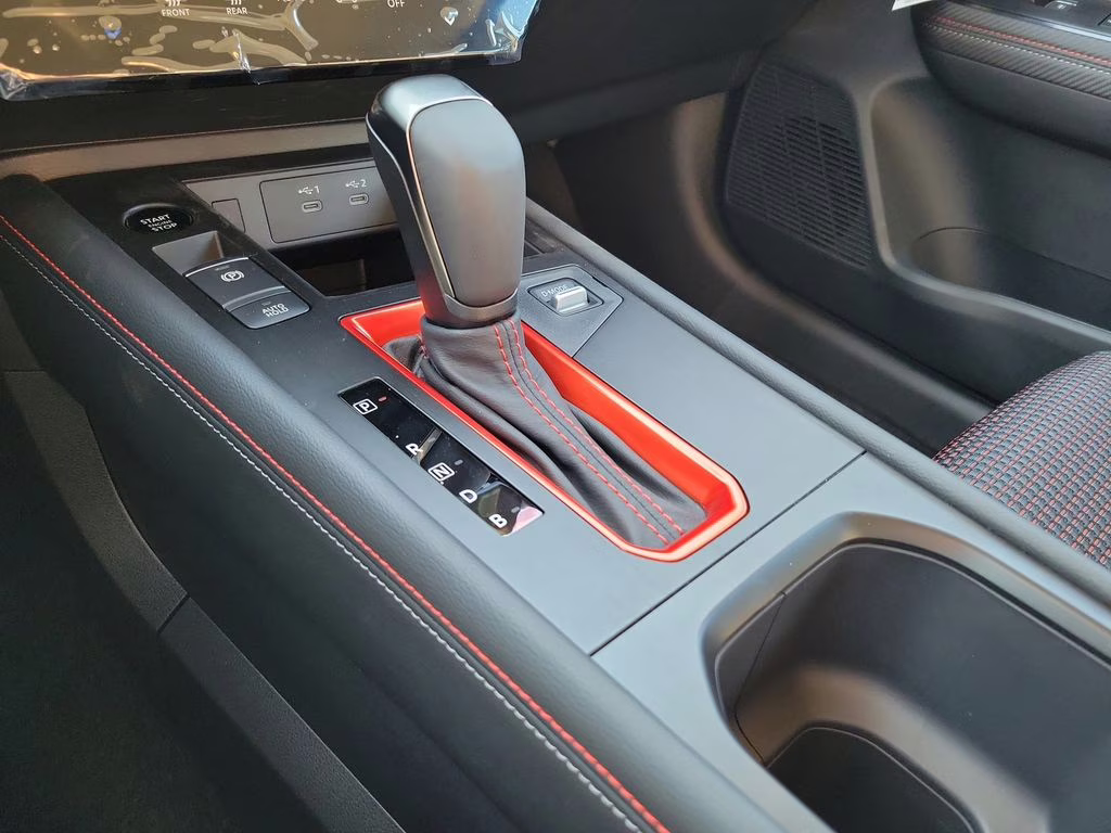 2026 White / Black Nissan Kicks SR FWD SUV