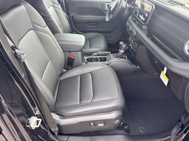 2026 Black Clearcoat Jeep Gladiator Sahara 4X4 Truck