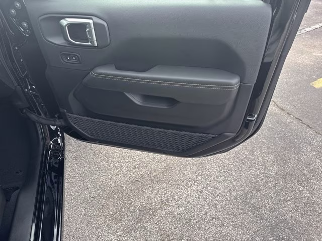 2026 Black Clearcoat Jeep Gladiator Sahara 4X4 Truck