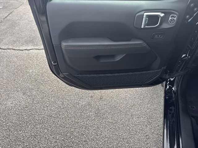 2026 Black Clearcoat Jeep Gladiator Sahara 4X4 Truck