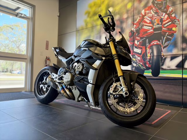 2021 BLACK Ducati Streetfighter V4S