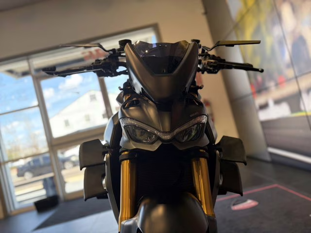 2021 BLACK Ducati Streetfighter V4S