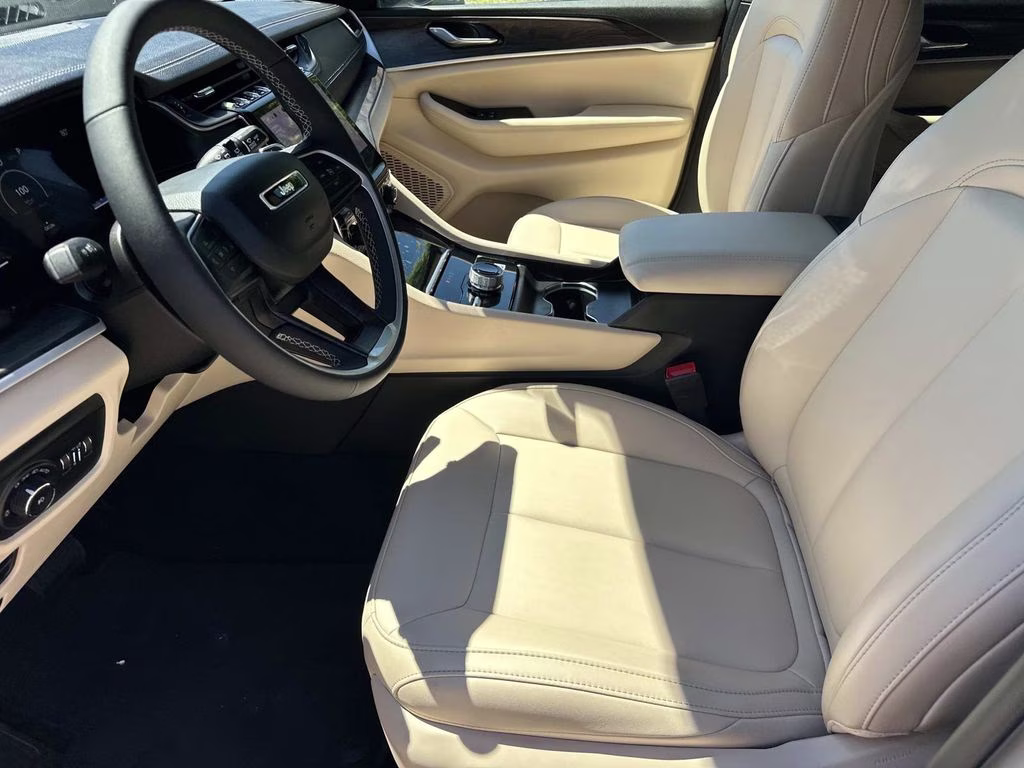 2025 Bright White Clearcoat Jeep Grand Cherokee Limited 4X4 SUV