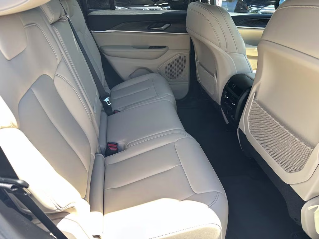 2025 Bright White Clearcoat Jeep Grand Cherokee Limited 4X4 SUV