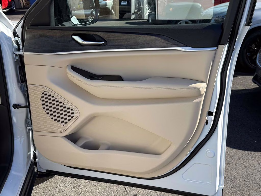 2025 Bright White Clearcoat Jeep Grand Cherokee Limited 4X4 SUV