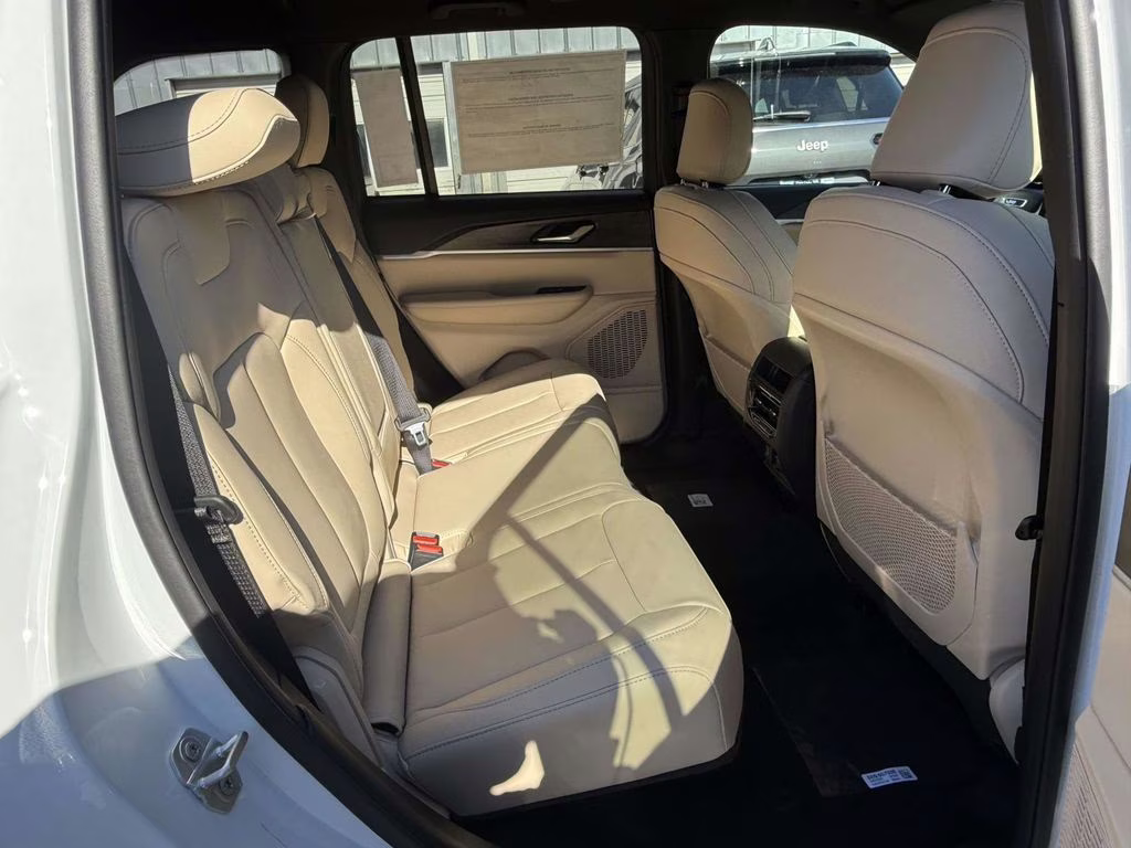 2025 Bright White Clearcoat Jeep Grand Cherokee Limited 4X4 SUV