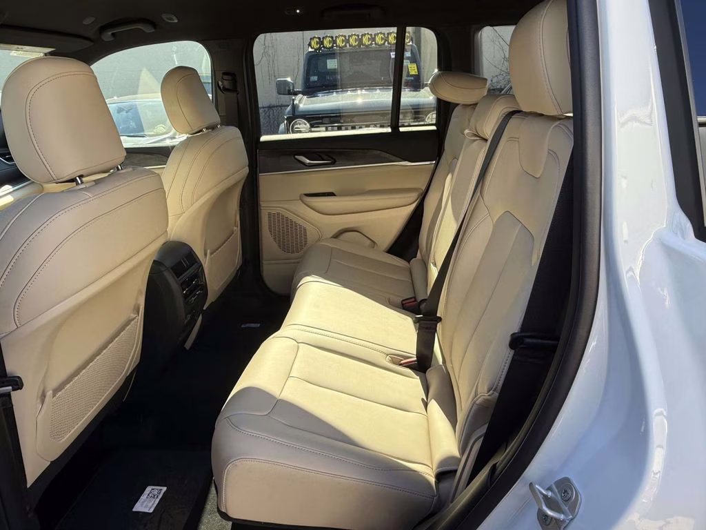 2025 Bright White Clearcoat Jeep Grand Cherokee Limited 4X4 SUV