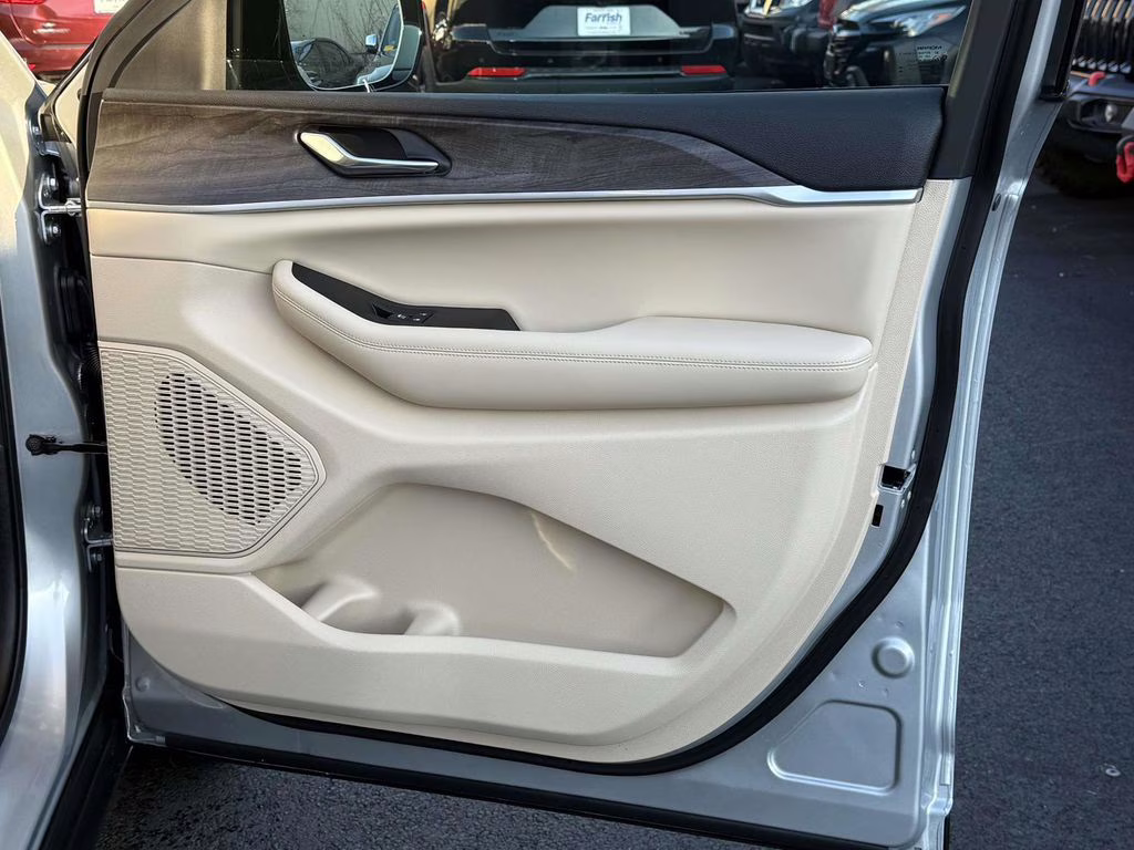 2025 Silver Zynith Jeep Grand Cherokee Limited 4X4 SUV