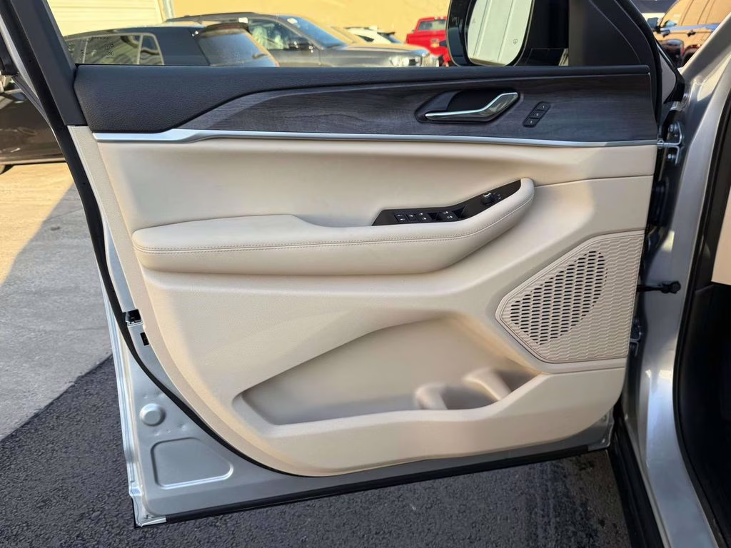 2025 Silver Zynith Jeep Grand Cherokee Limited 4X4 SUV