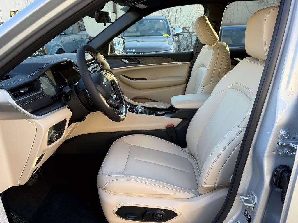 2025 Silver Zynith Jeep Grand Cherokee Limited 4X4 SUV