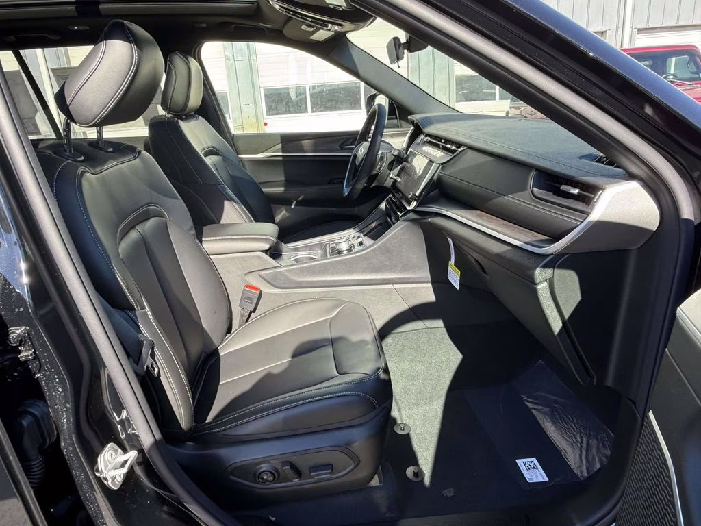 2026 Diamond Black Crystal Pearlcoat Jeep Grand Cherokee Limited 4X4 SUV