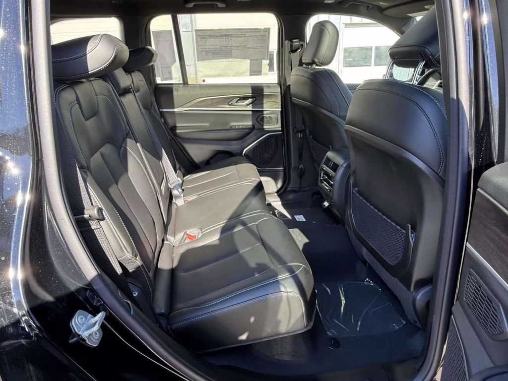 2026 Diamond Black Crystal Pearlcoat Jeep Grand Cherokee Limited 4X4 SUV