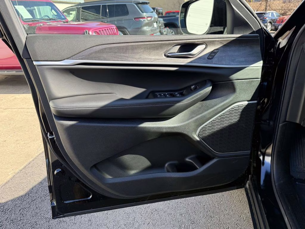 2026 Diamond Black Crystal Pearlcoat Jeep Grand Cherokee Limited 4X4 SUV