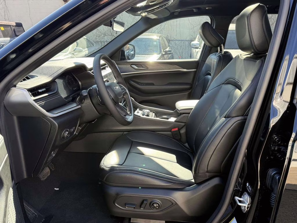 2026 Diamond Black Crystal Pearlcoat Jeep Grand Cherokee Limited 4X4 SUV