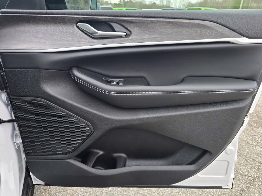 2026 Bright White Clearcoat Jeep Grand Cherokee Laredo Altitude 4X4 SUV