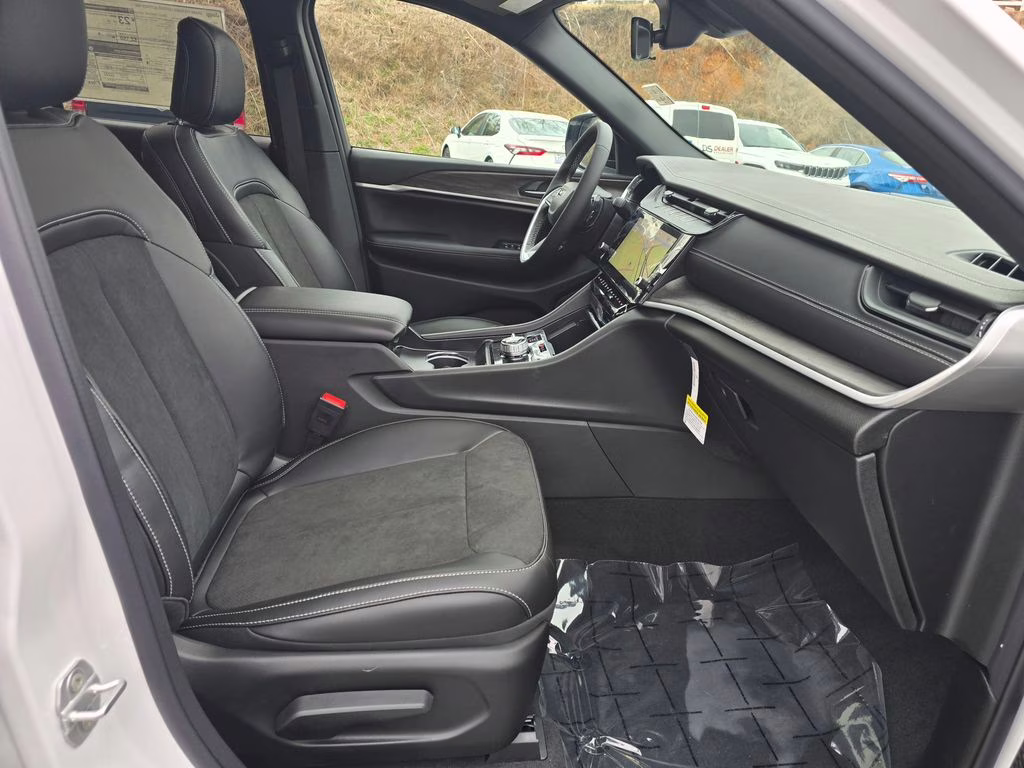 2026 Bright White Clearcoat Jeep Grand Cherokee Laredo Altitude 4X4 SUV