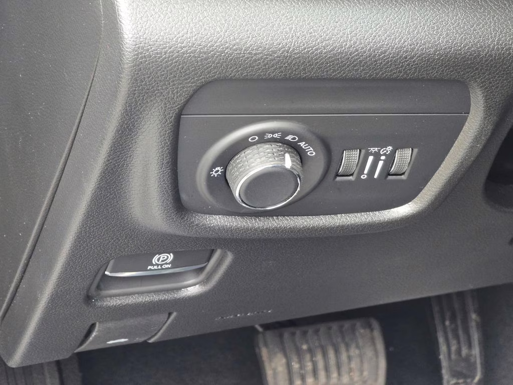 2026 Bright White Clearcoat Jeep Grand Cherokee Laredo Altitude 4X4 SUV