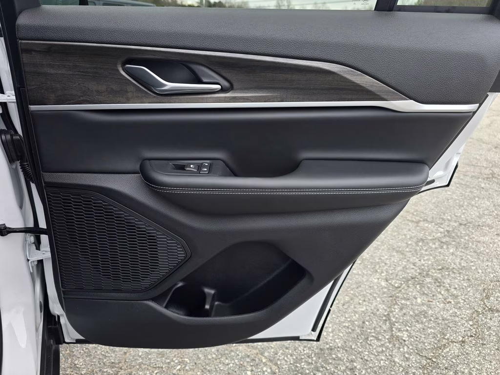 2026 Bright White Clearcoat Jeep Grand Cherokee Laredo Altitude 4X4 SUV