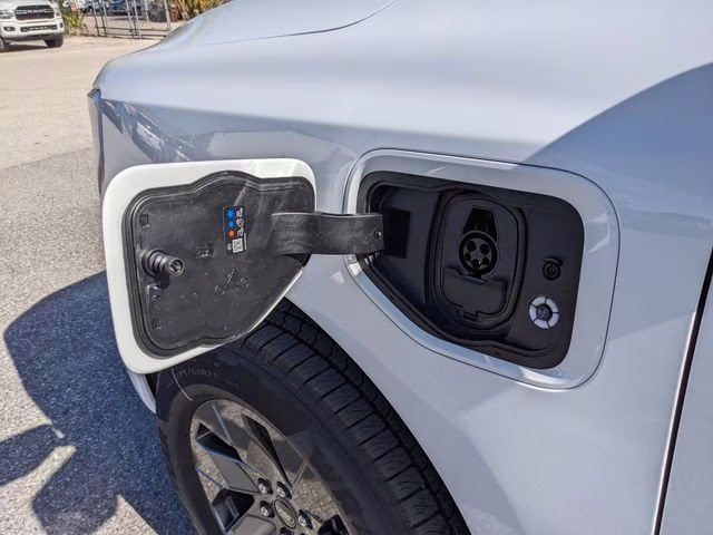 2025 Oxford White Ford F-150 Lightning Flash AWD Truck