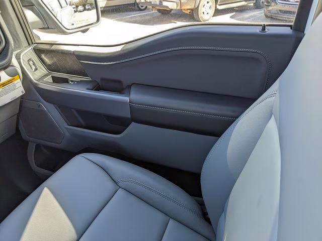 2025 Oxford White Ford F-150 Lightning Flash AWD Truck