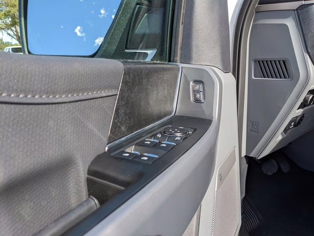 2025 Oxford White Ford F-150 Lightning Flash AWD Truck