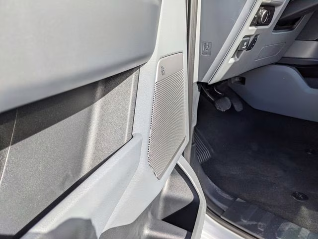 2025 Oxford White Ford F-150 Lightning Flash AWD Truck