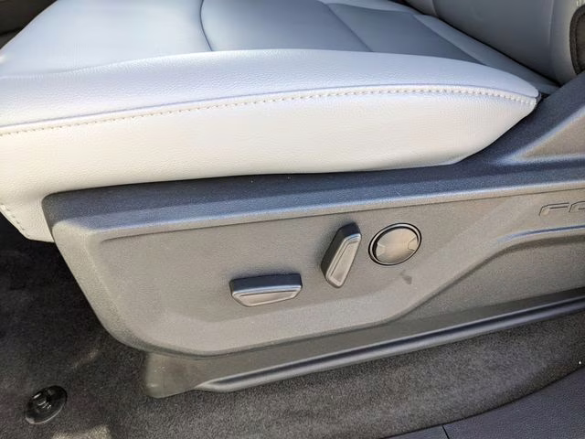 2025 Oxford White Ford F-150 Lightning Flash AWD Truck